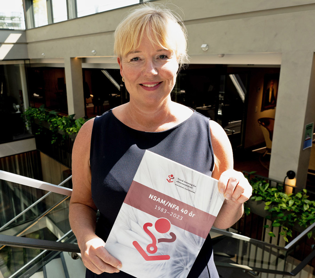 HISTORIE: Marte Kvittum Tangen, n&aring;v&aelig;rende leder av Norsk forening for allmennmedisin, NFA, med jubileumsboken &laquo;NSAM/NFA 40&hellip;