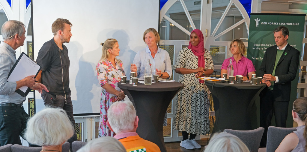 DEBATT OM FREMTIDENS HELSETJENESTE: Fra venstre: Moderator Aslak Bonde, Carl Tollef Solberg, Lege, filosof og&hellip;