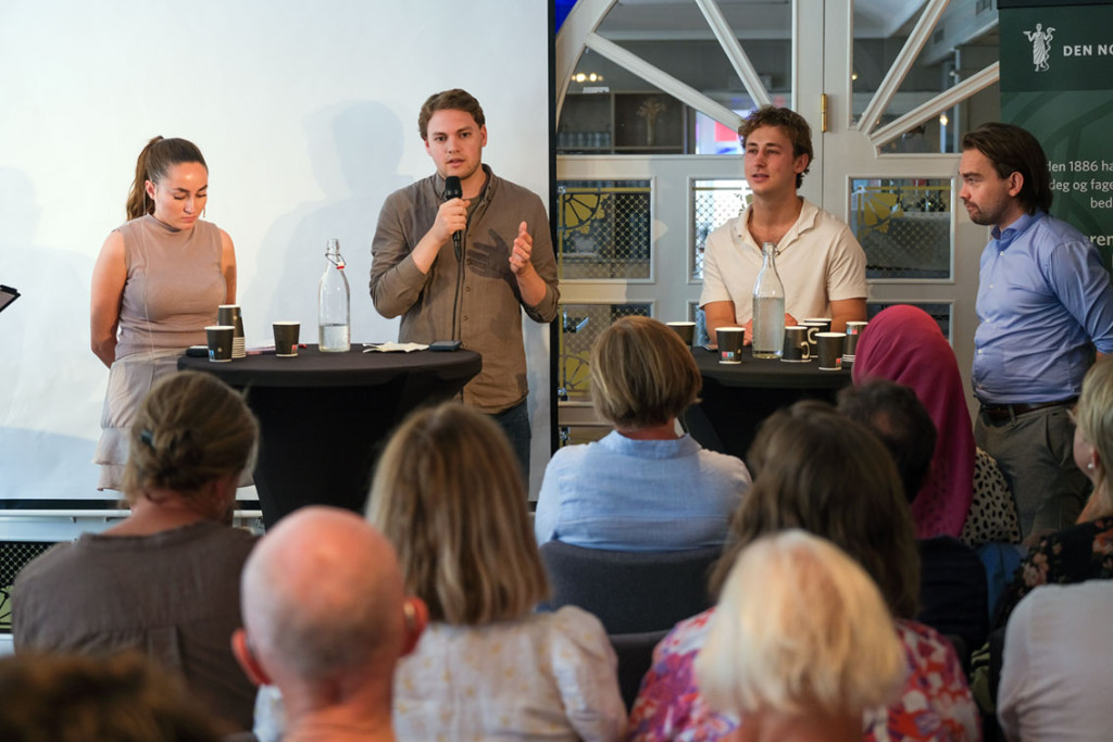 UNGDOMSPANEL: Fra venstre: Julia Eikeland, Sentralstyremedlem, AUF, Erlend S&aelig;ther, Leder, Norsk medisinstudentforening,&hellip;