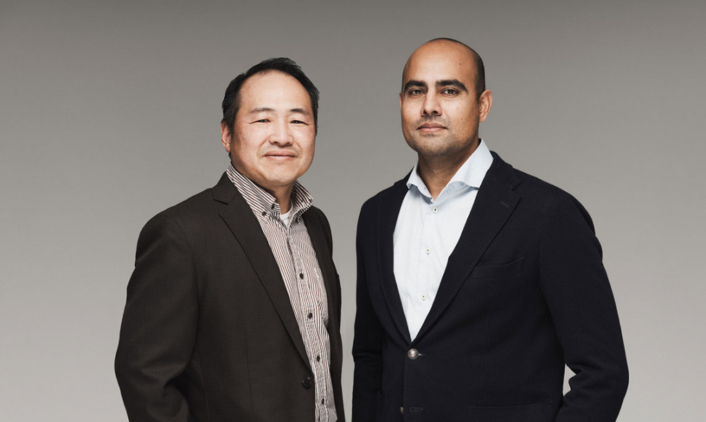 To av deltagerne i nevrokirurgisk forskergruppe. Fra venstre: overlege Sozaburo Hara og overlege og professor Sasha Gulati,&hellip;