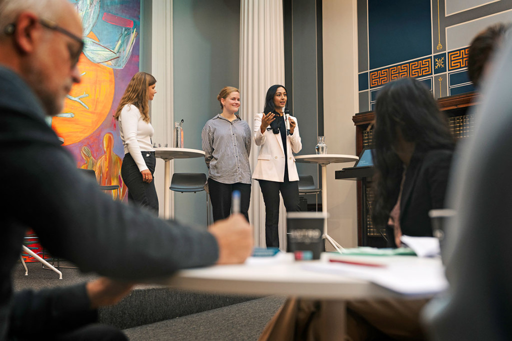 Ritika Sharma (t.h.) &oslash;nsker velkommen til konferanse om helse og b&aelig;rekraft i Domus Bibliotheca, sammen med medisinstudentene&hellip;