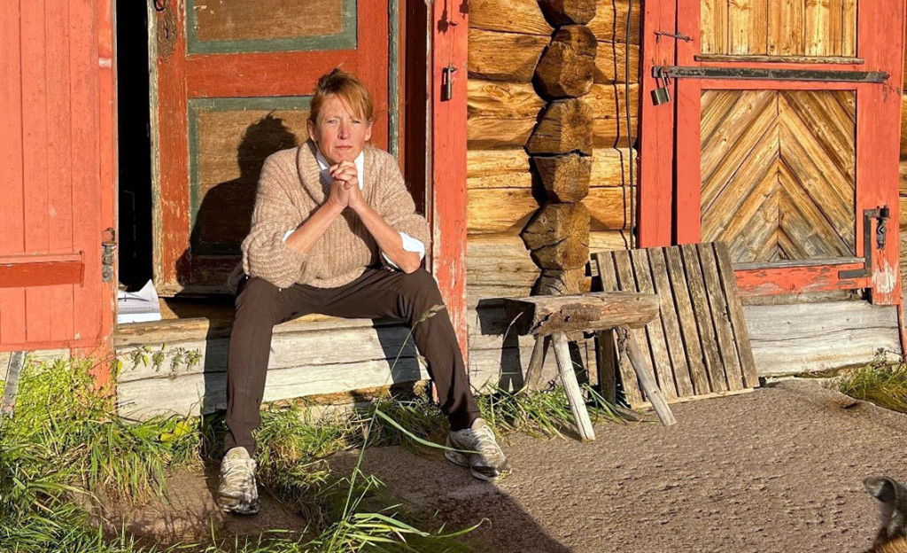 TAR SJELDEN FRI: N&aring;r Synne Bernhardt en sjelden gang tar et pust i bakken, drar hun og nyter fred og ro p&aring; Hadeland. Der har&hellip;