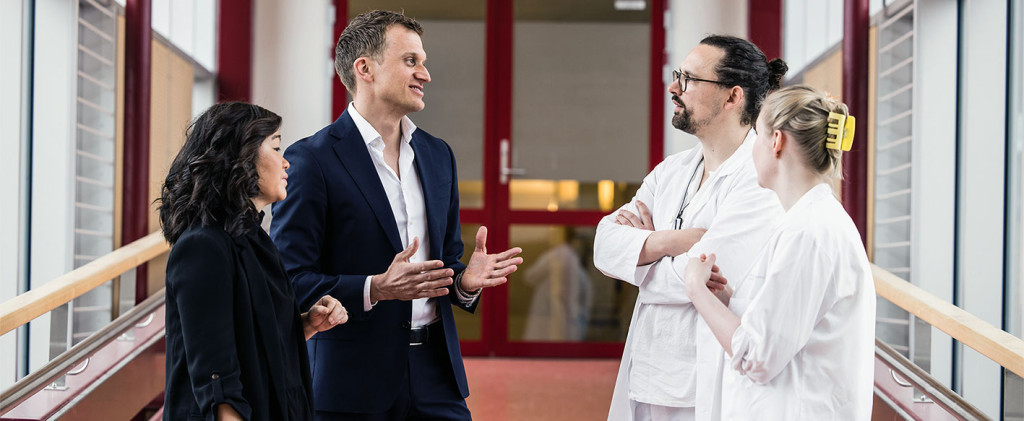 GIR R&Aring;D I TILSYNSSAKER: To av Legeforeningens jurister i samtale med tillitsvalgte. Illustrasjonsfoto: Legeforeningen