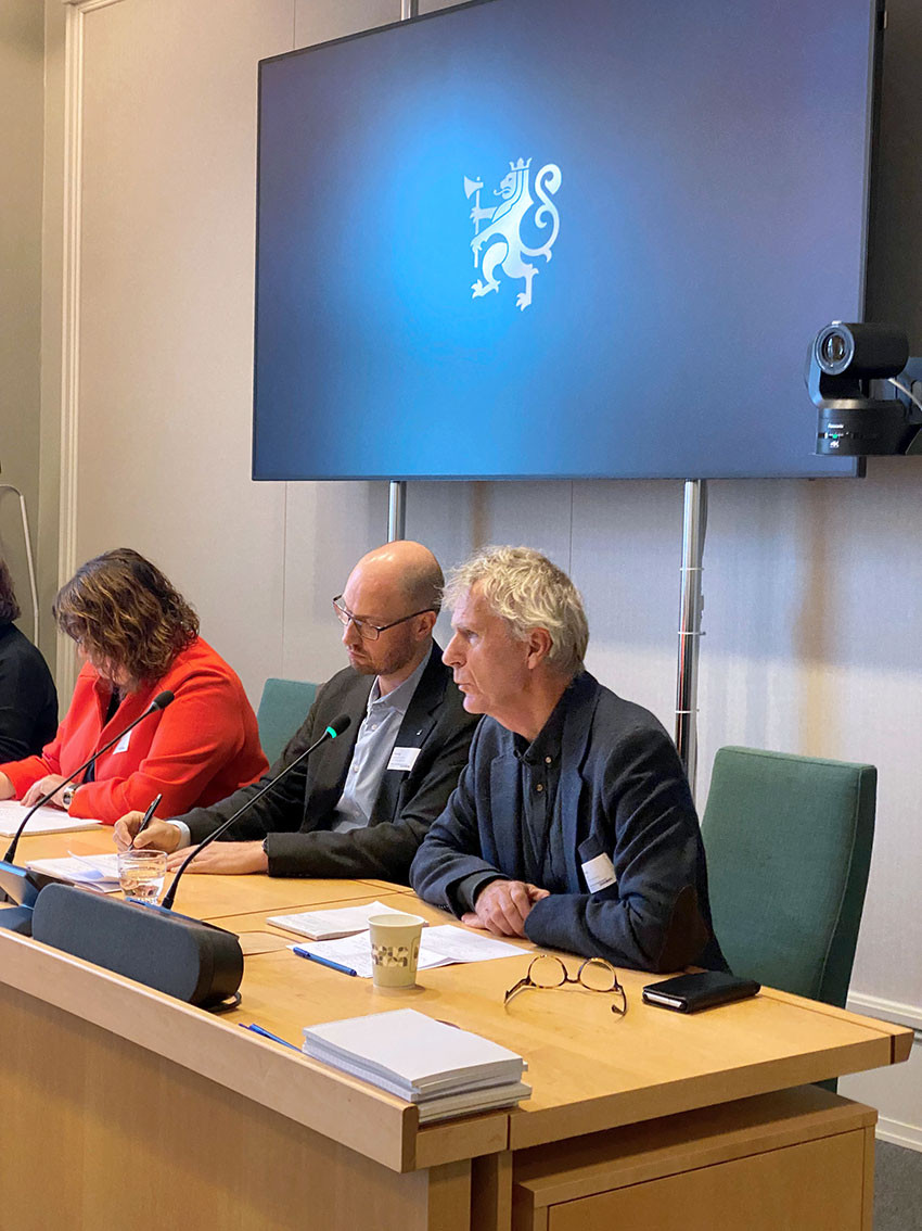 P&Aring; H&Oslash;RING: Leder i Norsk psykiatrisk forening, Lars Lien, p&aring; h&oslash;ring om opptrappingsplan for psykisk helse. Ved siden av Lien&hellip;