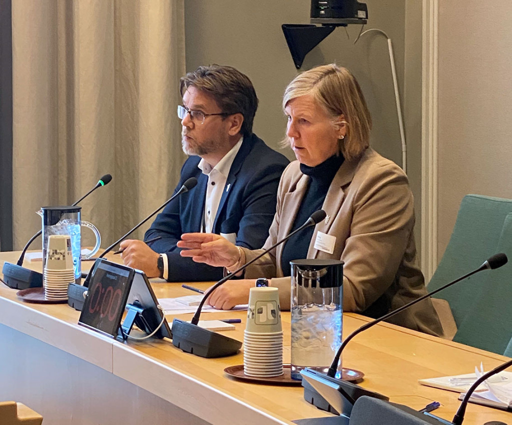 BEKYMRET: Legeforeningens president Anne-Karin Rime sammen med Nils Kristian Klev, leder for Allmennlegeforeningen p&aring; h&oslash;ring&hellip;