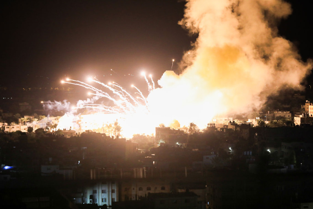 Israel bomber Gaza by samtidig som missiler sendes mot Israel. Illustrasjonsfoto: Yasser 24 / Splash News / NTB