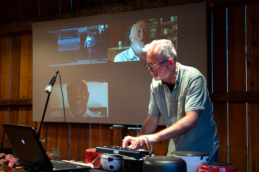 Ole Hamre spiller p&aring; &laquo;folkofonen&raquo;. Foto: Tori Flaatten Halvorsen