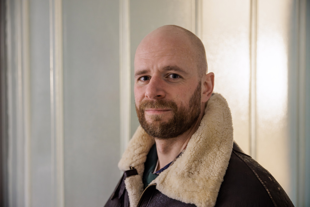 HELST IKKE DRESS: Ketil er glad for &aring; v&aelig;re tilbake i hverdagskl&aelig;rne etter Brageprisutdelingen i Oslo. Foto: Gordon Welters