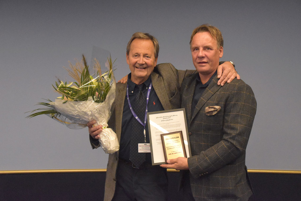 DIPLOMUTDELING: Leder i Norsk forening for akutt- og mottaksmedisin, J&oslash;rn E. Rasmussen (til h&oslash;yre), sammen med nyutnevnt&hellip;