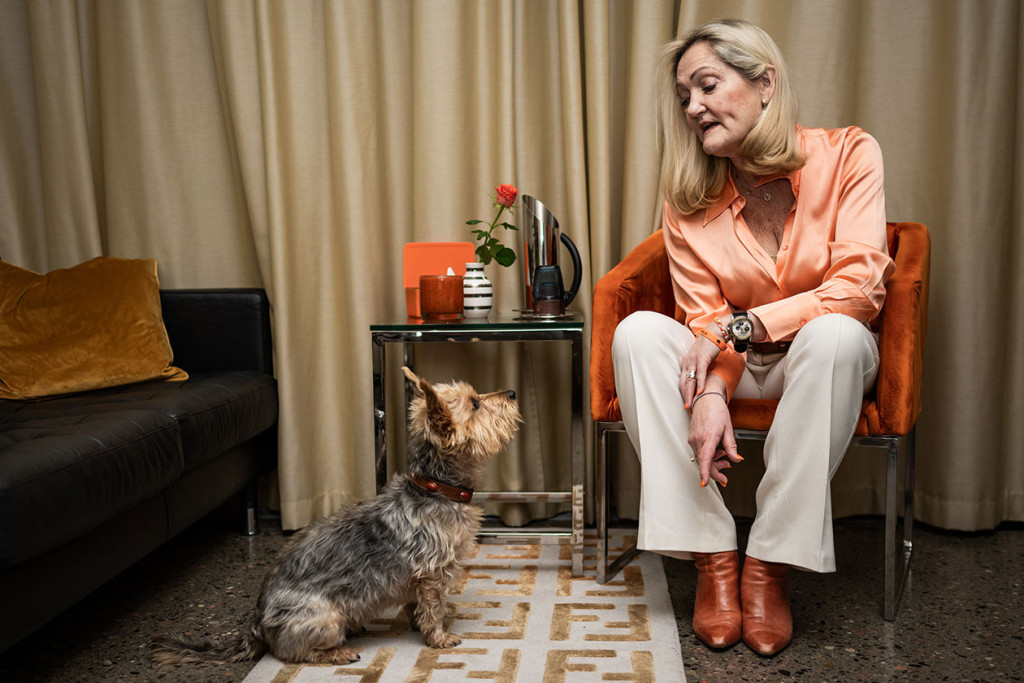 TERAPIHUND: Tine Poole opplever at hunden skaper trygghet i m&oslash;te med barn eller unge med migrene. Foto: John Trygve Tollefsen