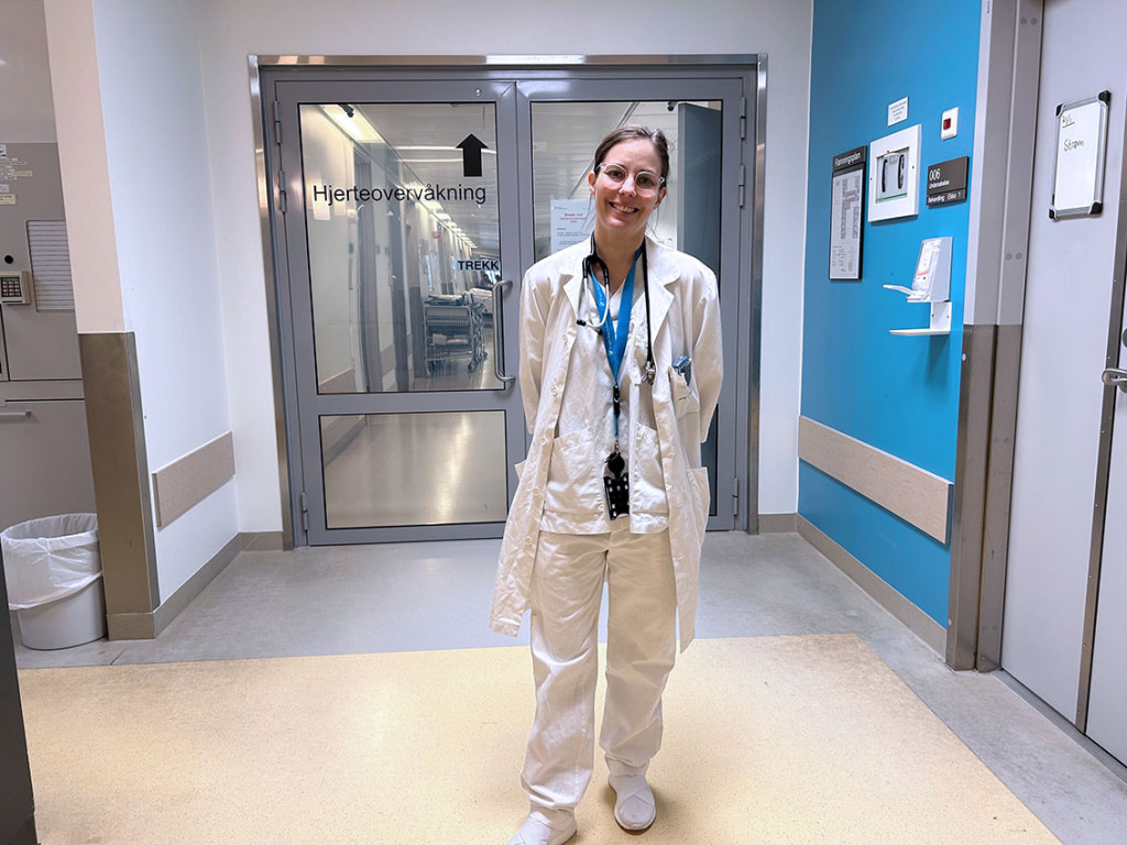 NY JOBB: Kristin Utne utenfor kardiologisk avdeling p&aring; Ahus. Her er hun som en del av spesialiseringen i hematologi. Foto:&hellip;