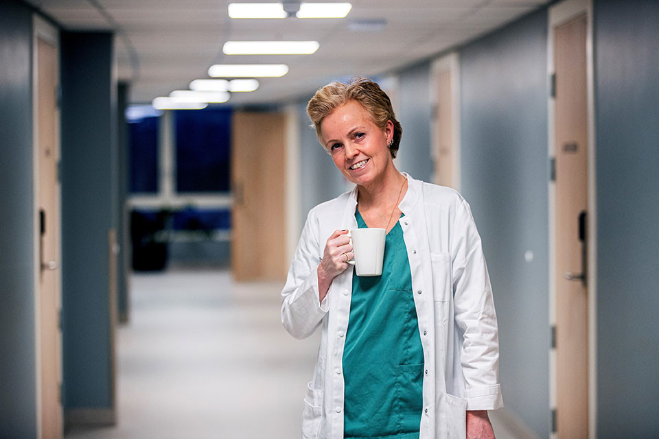 P&Aring; JOBB: Fastlege Cathrine Abrahamsen sier hun f&aring;r energi av samtalene hun har med pasientene. sine. Foto: Privat