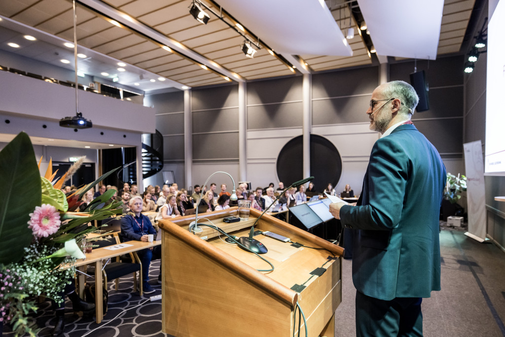 &Oslash;NSKET VELKOMMEN: Leder av fagstyret i Legeforeningen, St&aring;le Onsg&aring;rd Sagabr&aring;ten, innledet faglandsr&aring;det 2024. Foto:&hellip;
