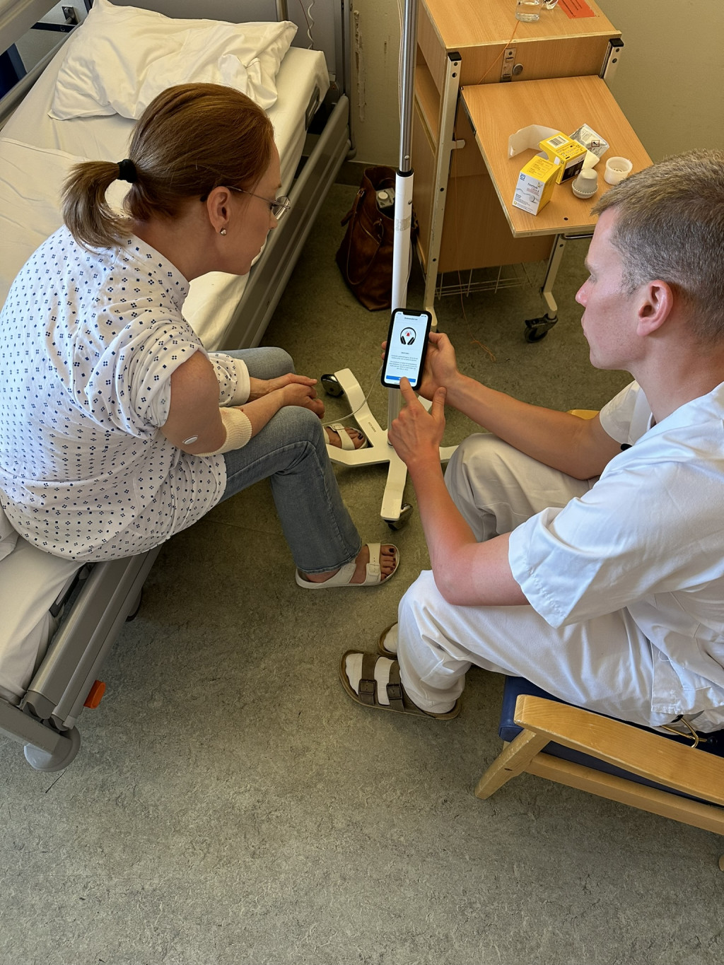 NY TEKNOLOGI: Jarle Marvik viser pasienten hvordan man kan koble opp en blodsukkerm&aring;ler med sensor p&aring; armen til en app p&aring;&hellip;