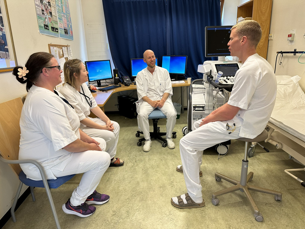 SAMARBEID: P&aring; Medisinsk avdeling, Kongsvinger sykehus er det rom for tverrfaglig samarbeid. Her er Jarle i samtale med&hellip;