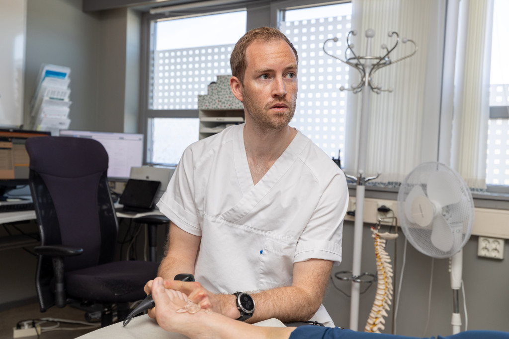 BLIR SPESIALIST: Magnus Dahl &Aring;rvik er vikarierende kommunelege i Berlev&aring;g kommune og fastlege ved Berlev&aring;g helsesenter mens&hellip;