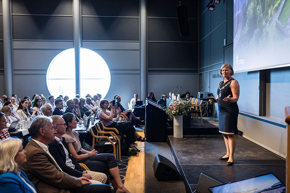 &Aring;PNET LANDSSTYREM&Oslash;TET: Anne-Karin Rime taler til landsstyret p&aring; Soria Moria. Foto: Legeforeningen/Thomas B. Eckhoff