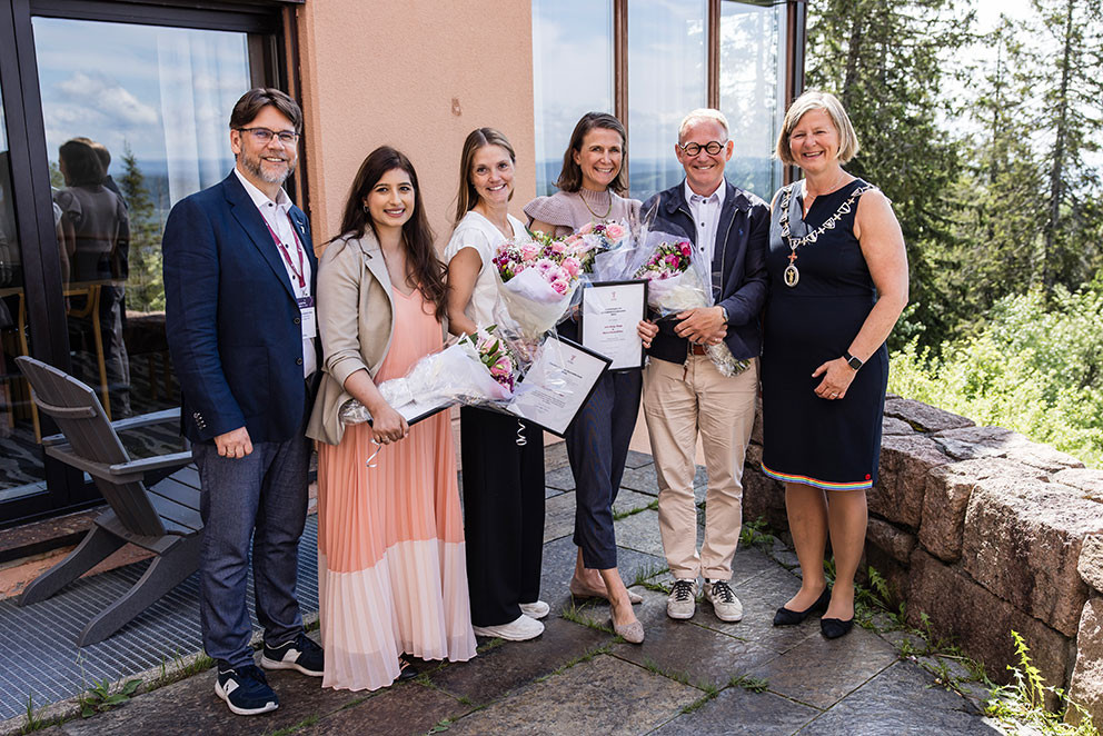 PRISVINNERE: Nils Kristian Klev, visepresident i Legeforeningen (t.v) sammen med prisvinnere Mariam Anjum, Marita Knudsen&hellip;