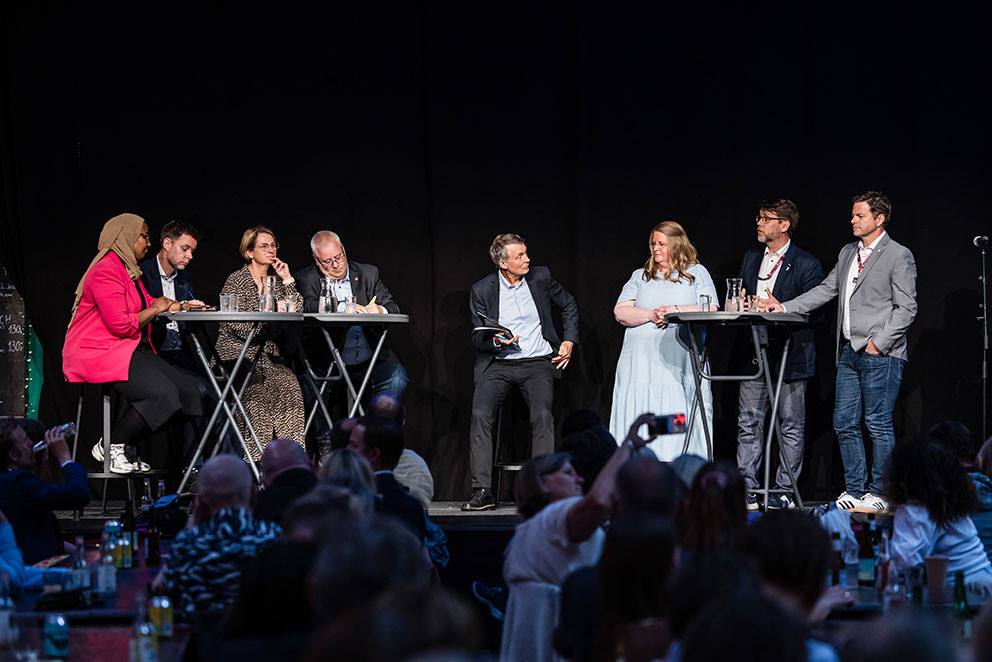 POLITISK DYST: Politikerne ble utfordret av et eget fagpanel best&aring;ende av yrkesforeningslederne for henholdsvis Yngre legers&hellip;