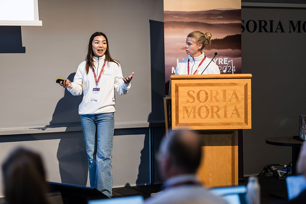 GIVERGLEDE: Anna Yang Arntzen (t.v) sammen med nestleder i MedHum Vilde Hustad ble r&oslash;rt over landsstyrets giverglede. Foto:&hellip;