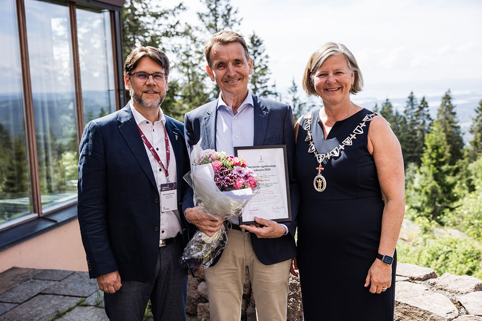 LEDERPRISEN: Prisvinner P&aring;l Christensen (midten) mottok Legeforeningens lederpris for 2024 av visepresident Nils Kristian&hellip;