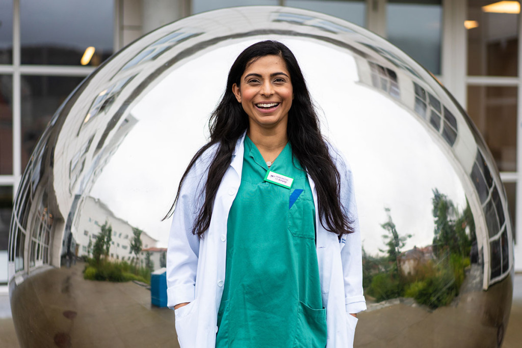 Foran globen: Selv om Saima Naz Akhtar jobber for &aring; unng&aring; et atomkrighelvete p&aring; kloden, holder hun livsmotet oppe. Foto:&hellip;