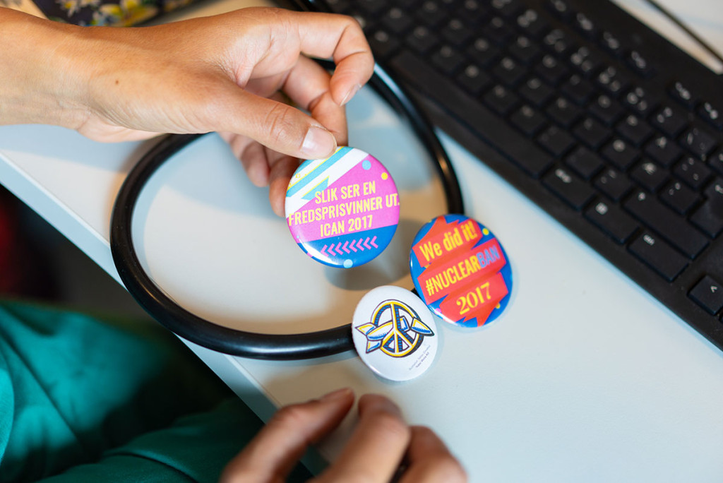 Buttons: Merket med p&aring;skriften &laquo;M&oslash;t en fredsprisvinner!&raquo; har dessverre blitt borte. De andre merkene viser hun gjerne fram&hellip;