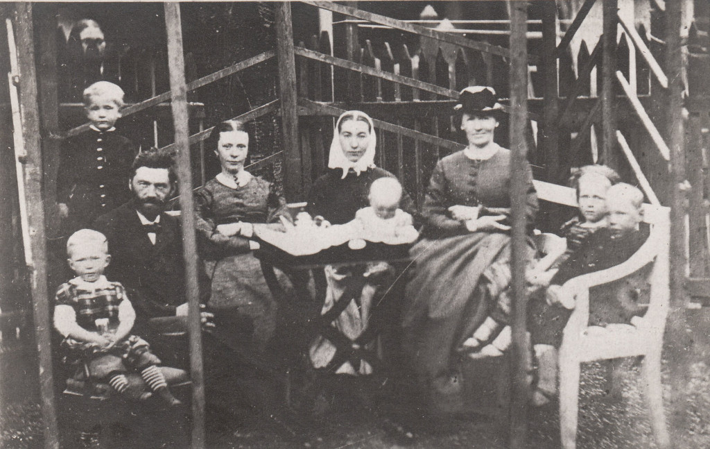 Overlege August Laurentius Koren med familie (ca. 1865&ndash;1870). Trondheim byarkiv / CC BY 2.0
