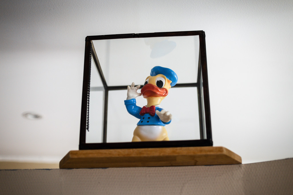 GAVE: Donald-figuren gitt av tidligere kursdeltagere, minner oss p&aring; at vi kan reise oss med ny matrosdress selv om vi stadig&hellip;