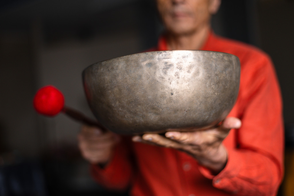 SYNGEBOLLE: &ndash; Med rytmisk bevegelse, musikk, sang og ikke minst pust, blir alarmsystemet skrudd av. Foto: Jens Petter Larsen&hellip;