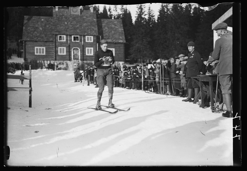 Figure 1 Asbj&oslash;rn Elgst&oslash;en by Frognerseteren during the 50-kilometre race in February 1923. Photo: Henriksen & Steen /&hellip;