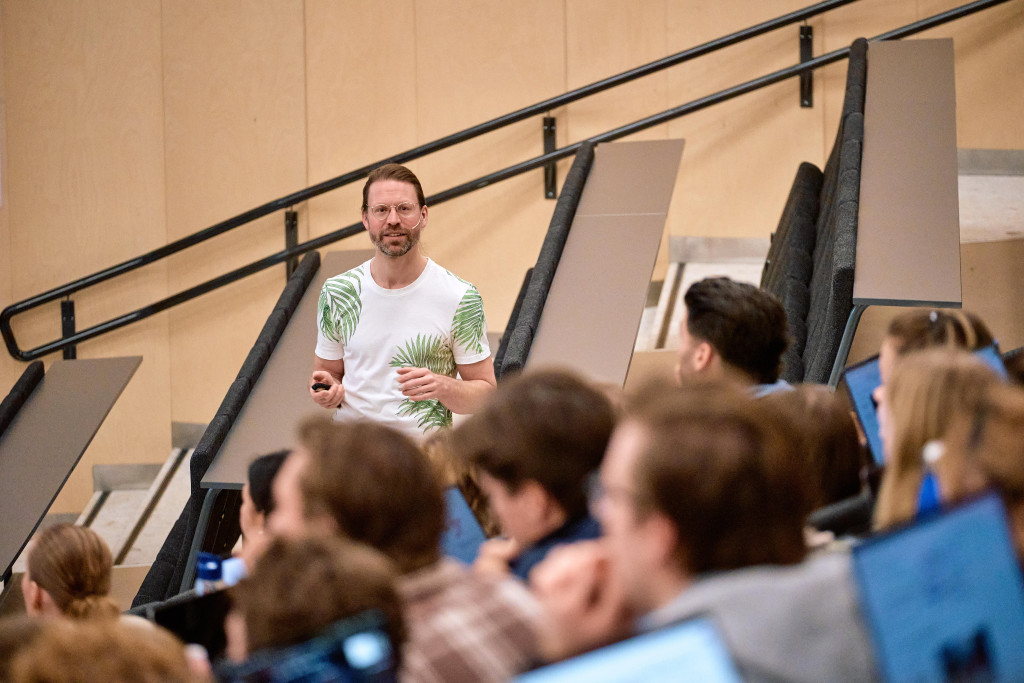 POPUL&AElig;R FORELESER: Entusiastiske &Aring;smund Flobak har blitt nominert av medisinstudentene til undervisningsprisen p&aring; NTNU hvert&hellip;