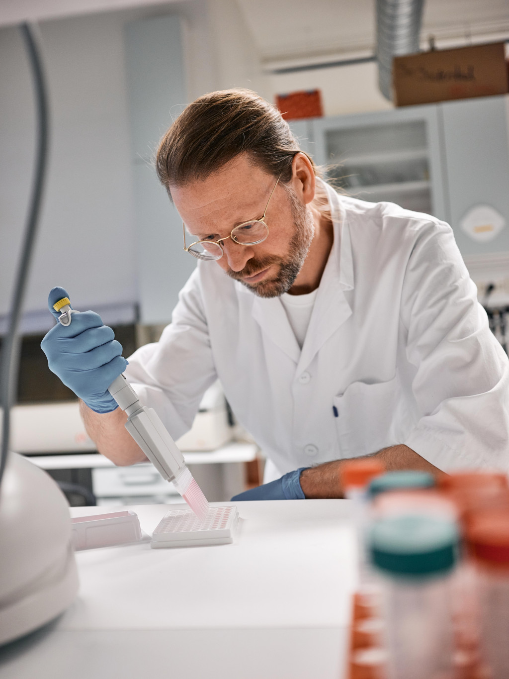 TRIVES P&Aring; LAB: Flobak har en egen labgruppe kalt Flobak lab og trives godt med pipetteringsarbeid. Foto: H&aring;kon Borgen /&hellip;