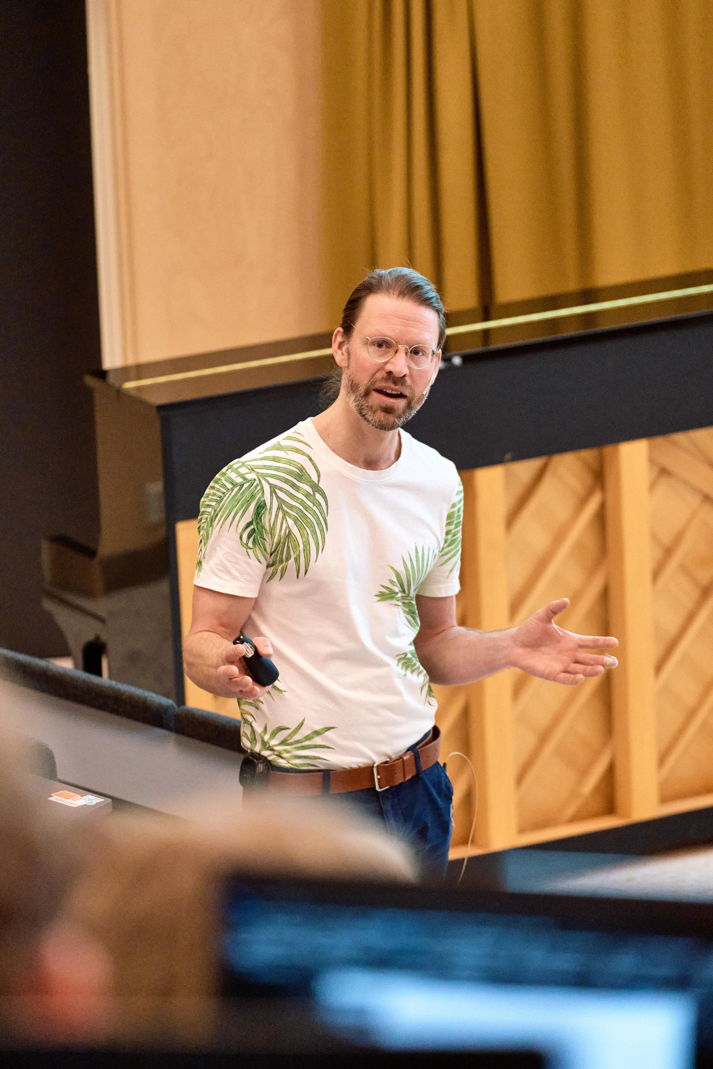 INTERAGERER MED STUDENTENE: Studentene gleder seg til forelesning n&aring;r de ser &laquo;Flobak&raquo; p&aring; timeplanen, st&aring;r det i en av&hellip;