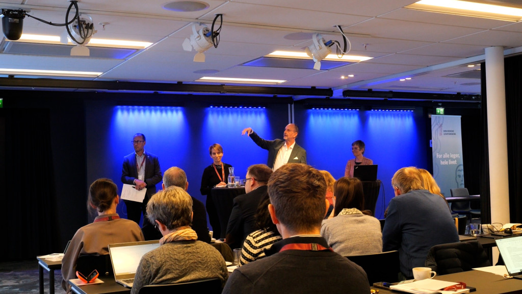 PANELSAMTALE: Fastlege Kjartan Olafsson (nr. tre fra venstre) forklarer hvordan han gjennom en &aring;rrekke har jobbet med&hellip;