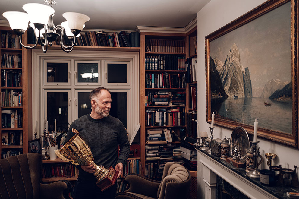 TROF&Eacute;ER: S&aring; lenge Felix (18) bor hjemme, har Stein pokalene til s&oslash;nnen tilgjengelig. Foto: Tommy Ellingsen