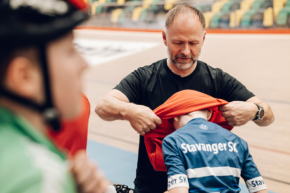 DEN R&Oslash;DE TR&Oslash;YEN: Stein hjelper b&aring;de store og sm&aring; med sm&aring;tt og stort. Foto: Tommy Ellingsen