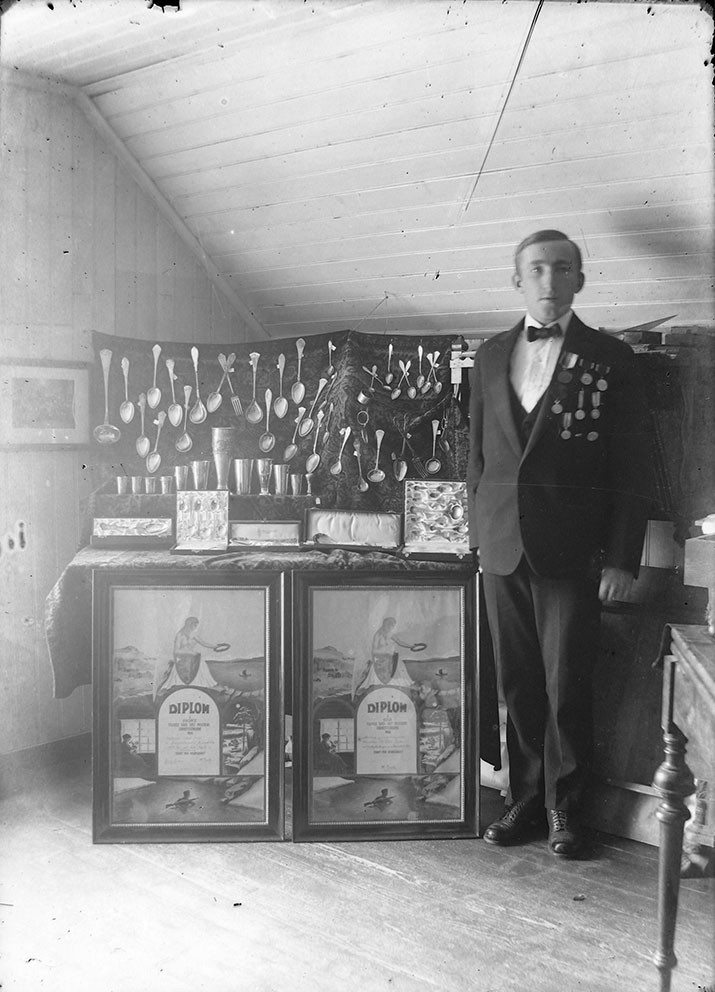 Johan Evjen (1887&ndash;1971) med premiesamling, ca. 1935. Foto: Karl August Berg / Orkla Industrimuseum. I offentlig eie