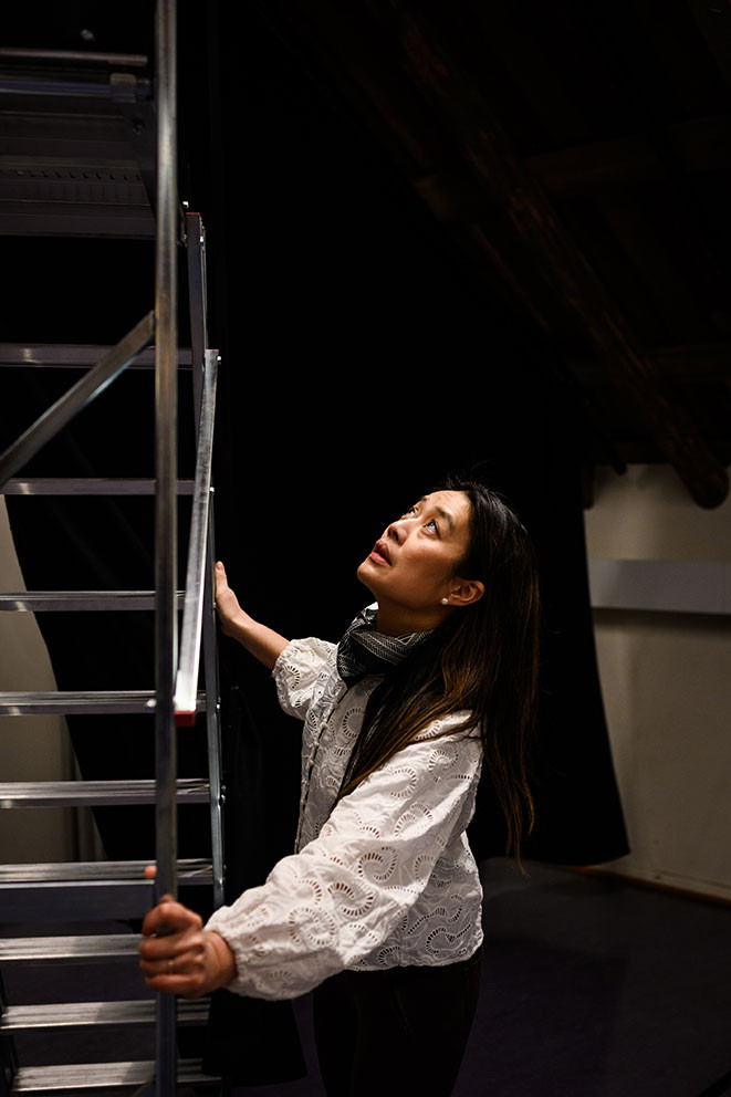 BACKSTAGE: Linda Luu sikrer stigen mens scenografien som hun selv har ansvaret for, settes opp f&oslash;r forestilling. Foto: John&hellip;
