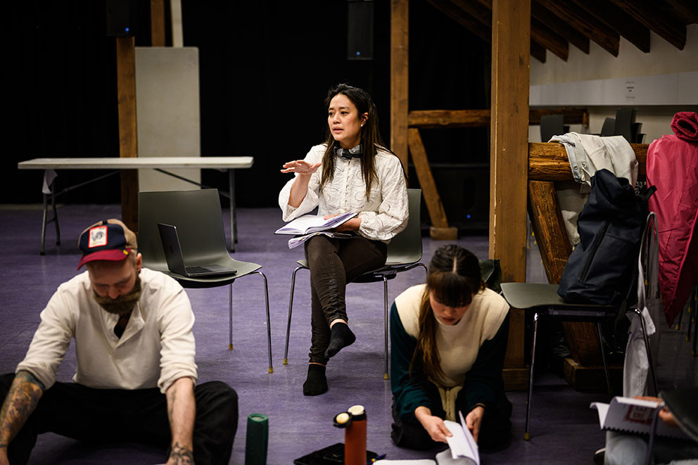 REGISS&Oslash;R OG SKUESPILLER: Linda Luu instruerer p&aring; lesepr&oslash;ve til forestillingen RENT p&aring; Sentralen. Foto: John Trygve Tollefsen