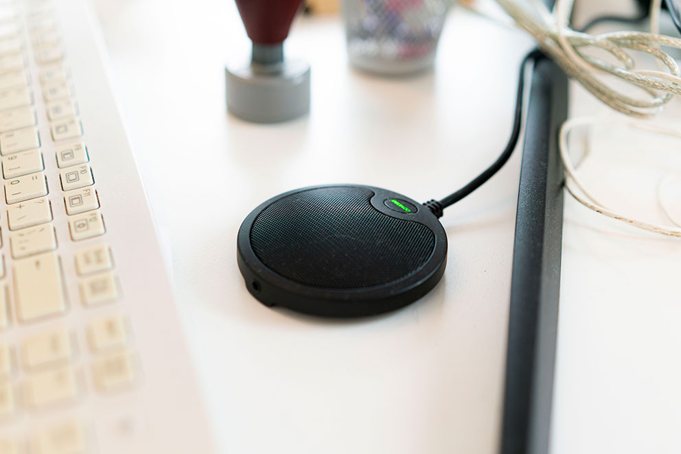 KI-ASSISTENT: Den lille, runde mikrofonen registrerer lyden i rommet slik at KI-programmet kan lage et utkast til&hellip;