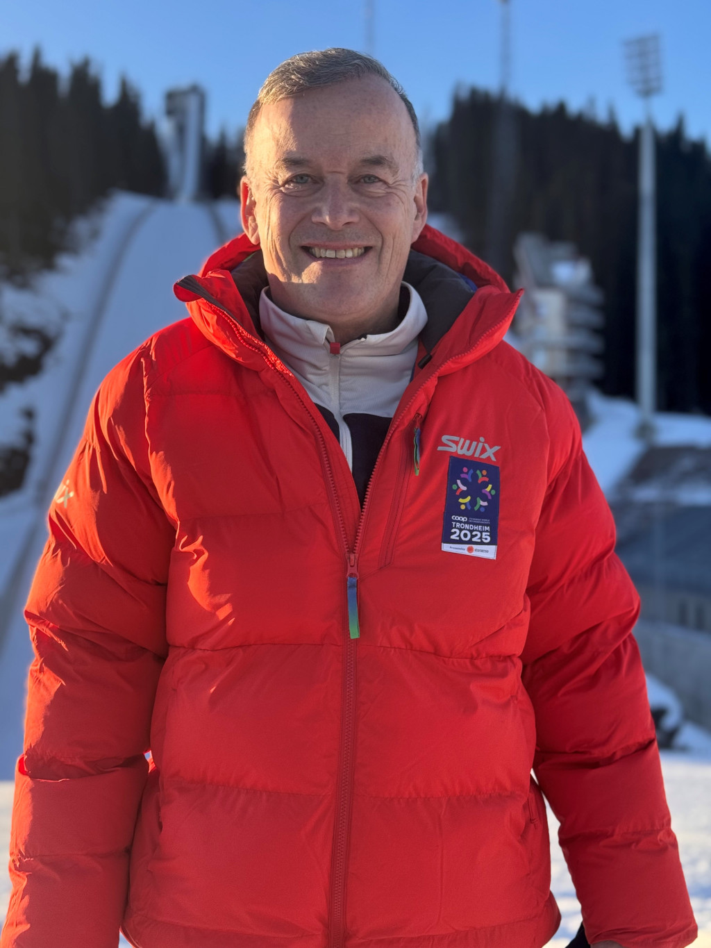 MEDISINSK VM-SJEF: Jon Olav Drogset i funksjon&aelig;rjakke foran hoppbakken i Gran&aring;sen. VM p&aring; ski p&aring;g&aring;r i &aring;r fra 26.&nbsp;februar til&hellip;