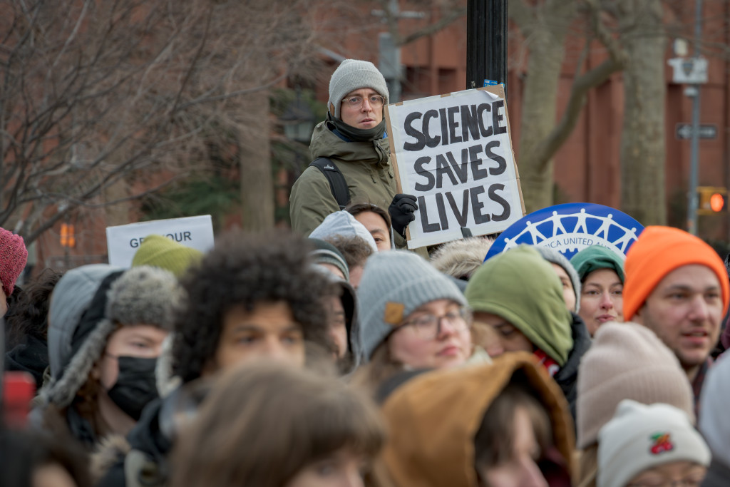 Hundrevis av akademiske arbeidere, folkevalgte og allierte samlet seg ved Washington Square Park p&aring; Manhattan 19. februar&hellip;