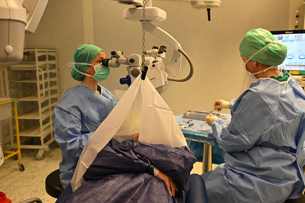 P&Aring; OPERASJONSSTUA: Alseth opererer en dag i uka og har 10&ndash;12 pasienter hver operasjonsdag. Her benyttes operasjonsmikroskop&hellip;