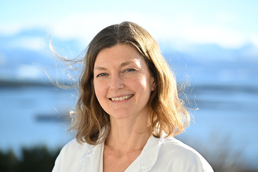 POLIKLINIKK MED UTSIKT: Alseth p&aring; verandaen p&aring; &oslash;yepoliklinikken. Foto: Tor Str&oslash;mme