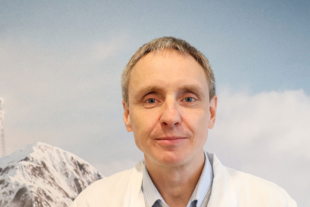 LEDER KORONASTUDIEN: Arne S&oslash;raas er lege og forsker p&aring; korona. Han understreker at det er god grunn til &aring; pr&oslash;ve &aring; begrense&hellip;