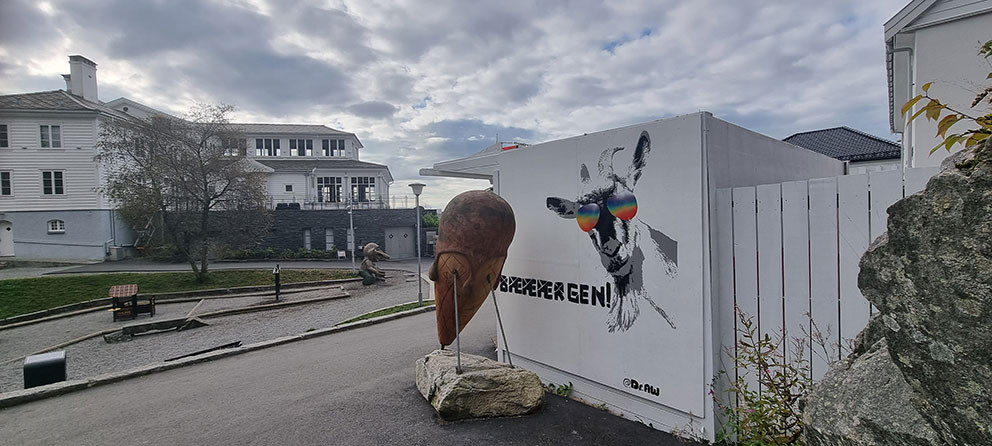 B&AElig;&AElig;RGEN: Verket er inspirert av geitene som vandrer p&aring; Fl&oslash;yen, og pryder iskremboden p&aring; Fl&oslash;yenplat&aring;et. Foto: Privat