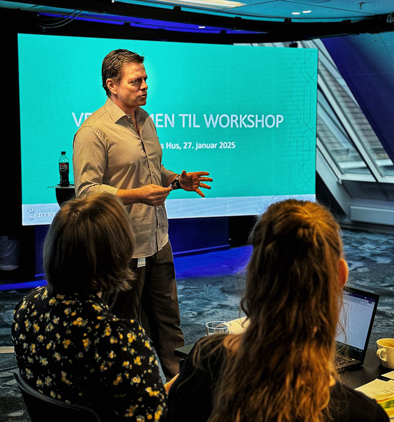 OF-LEDER: St&aring;le Clementsen ledet diskusjonen med de tillitsvalgte under workshopen. Foto: Tor Martin Nilsen