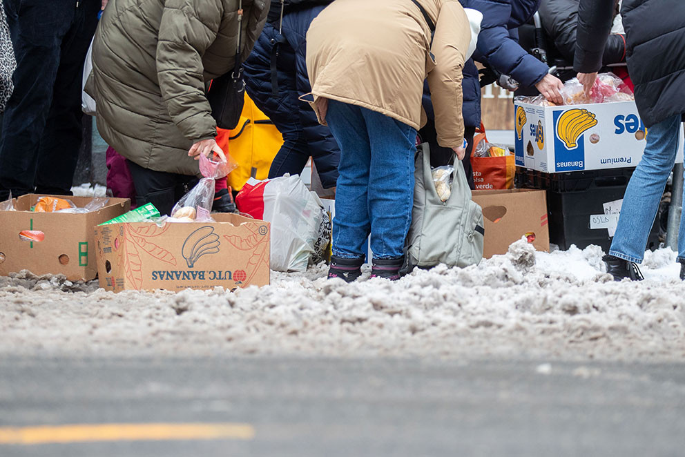 Frivillige ved Fattighuset i Oslo deler ut poser med mat (2023). Foto: Emilie Holtet / NTB