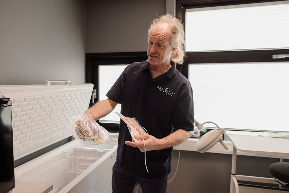 UNNG&Aring;R DAGSLYS: &ndash; Disse pakkene med feces pr&oslash;ver vi &aring; eksponere minst mulig for livet utenfor tarmen f&oslash;r de reinnsettes,&hellip;